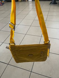 Authentic Coach crossbody bag. $90 new with tag. Pick up in Van Nuys
