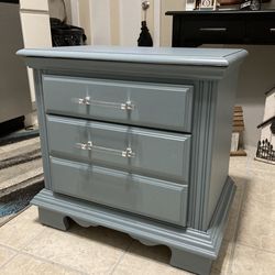 End table / Nightstand