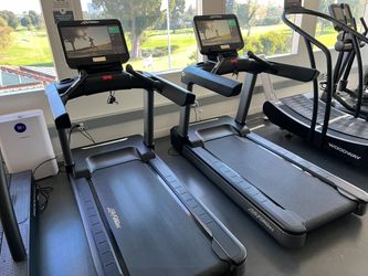 Life Fitness Integrity Treadmill with ST Console