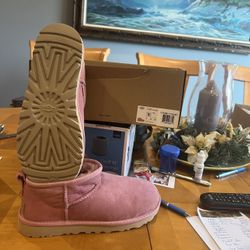 Uggs Classic Ultra Mini. Size 8
