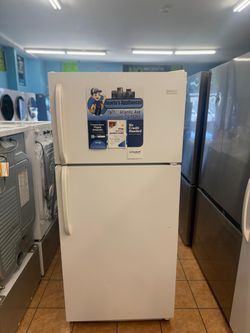 Frigidaire Top and Bottom Refrigerator in White