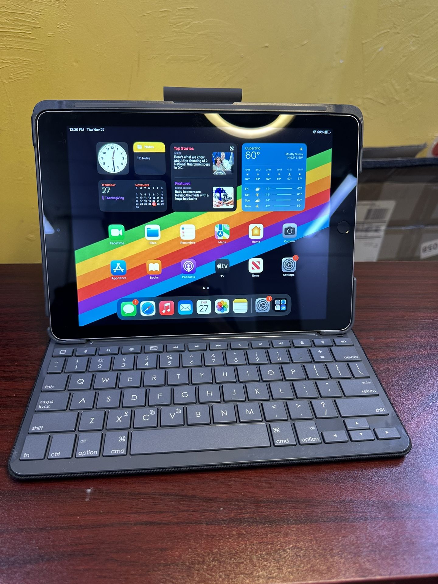 ipad 5 gen ,32 gb , w/logi keyboard,wifi only