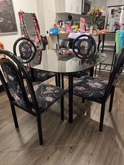 Table with 4 chairs