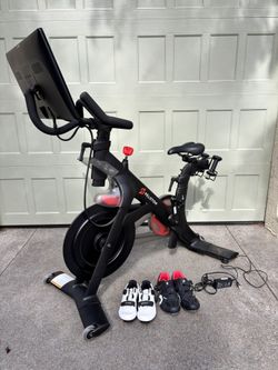 Peloton 2020 With 24” Screen , Cover , Shoes, Weights