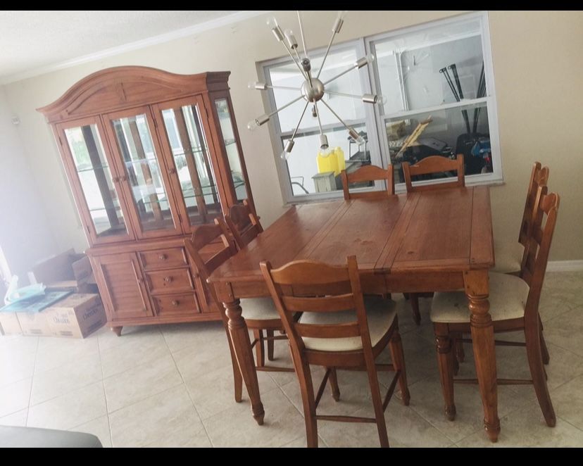 LARGE WYNWOOD DINING SET!!