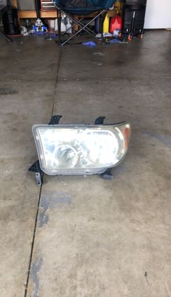 ‘07-13 original toyota tundra headlight
