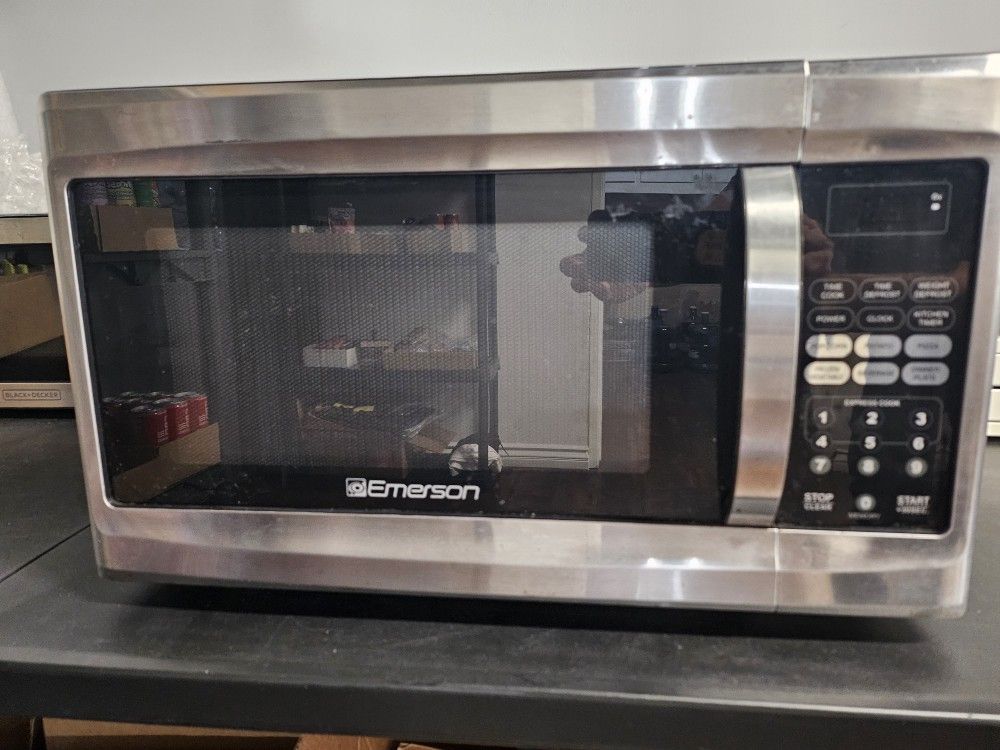 Emerson Microwave 1.3cu 1000w