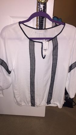 White and black scoop neck long-sleeved shirt from ny &i co size xs but runs big