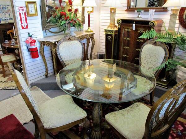 72" Round Glass Top Dining Table In Excellent Condition 