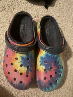Tie-Dye Fuzzy Lined Crocs — Men’s 10 / Women’s 12