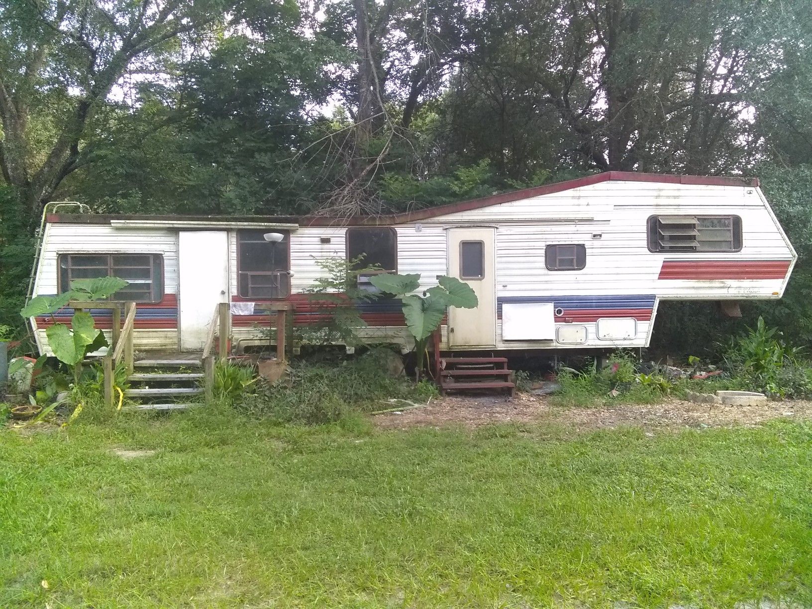 40 ' Coachman 1988 camper trailer $250. FIRM