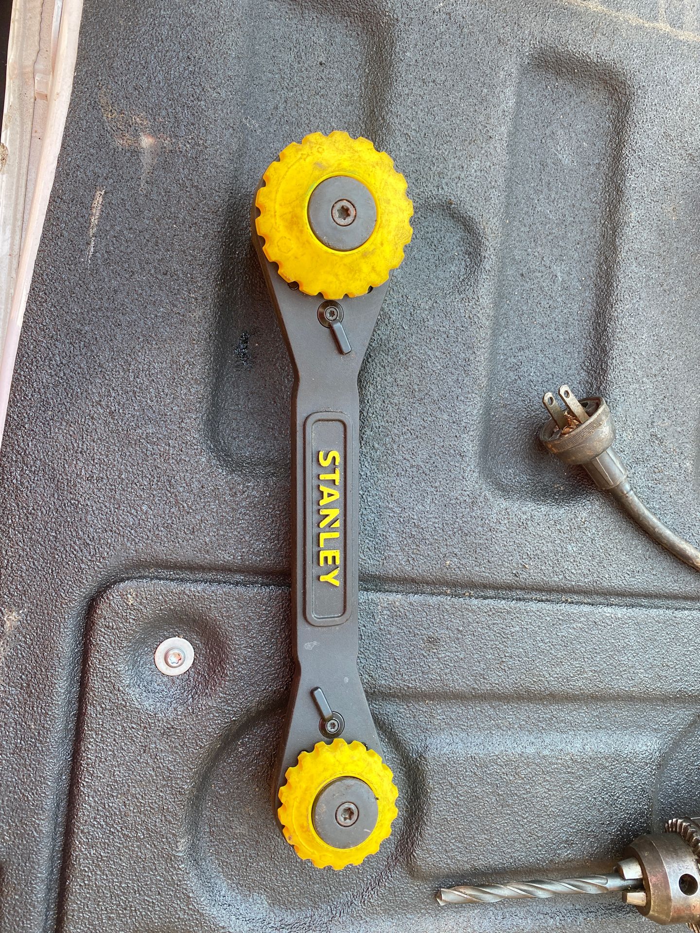 Universal socket wrench