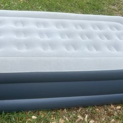 Queen 18” Blue GVDV Air Mattress w/ Built-In Pump Colchón Inflable Queen 18” Azul GVDV con Bomba Integrada