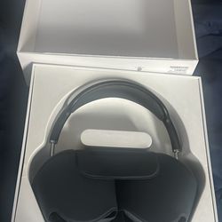 Black airpod maxes