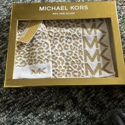 Stylish Hat And Scarf Michael Kors