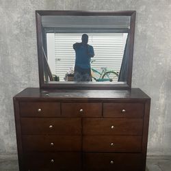 Dresser And Mirror / Bed Free 
