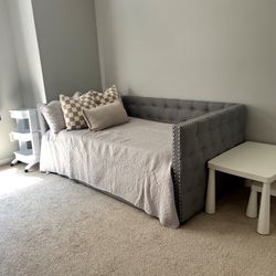 Daybed With Extra Pull Out Bed / Comes With One Mattress 