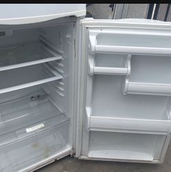 Refrigerator 10 cubic clean works great