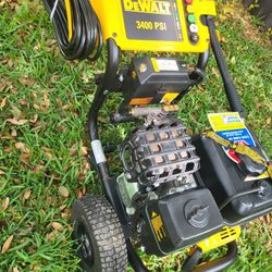 DEWALT 3600 PSI 2.5 GPM Cold Water Gas Pressure Washer with HONDA GX200 Engine NEW!