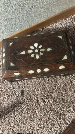 Mother Of Pearl Enlay And Walnut Tree Trinket Box