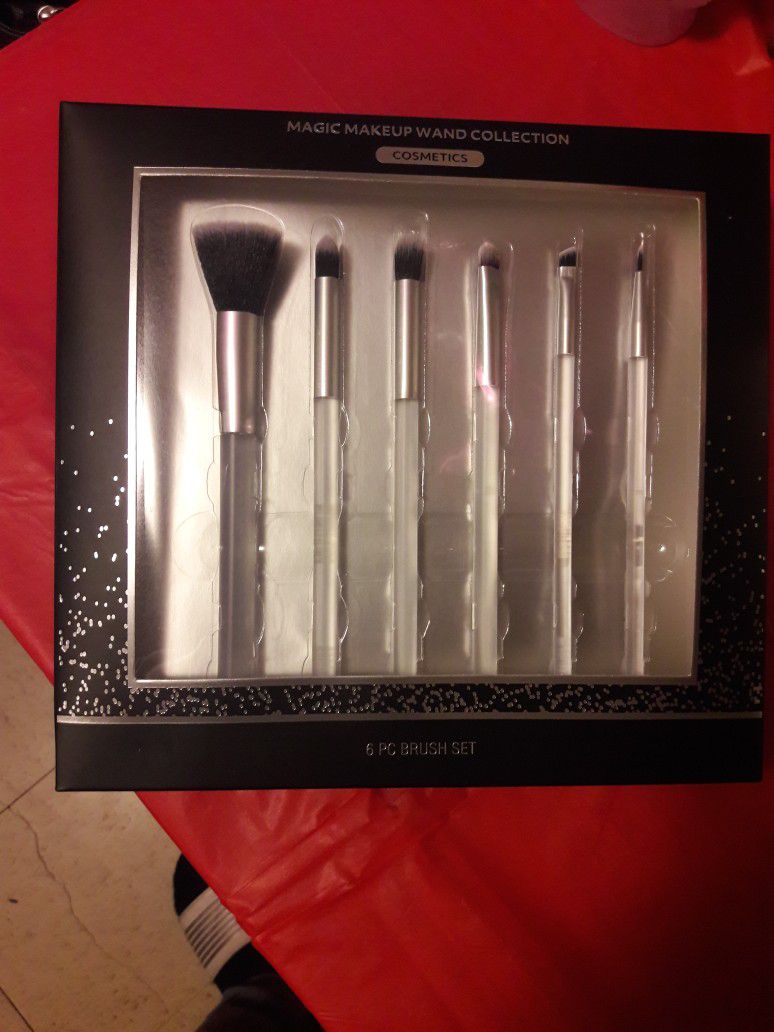 New Makeup BRUSHES. $6