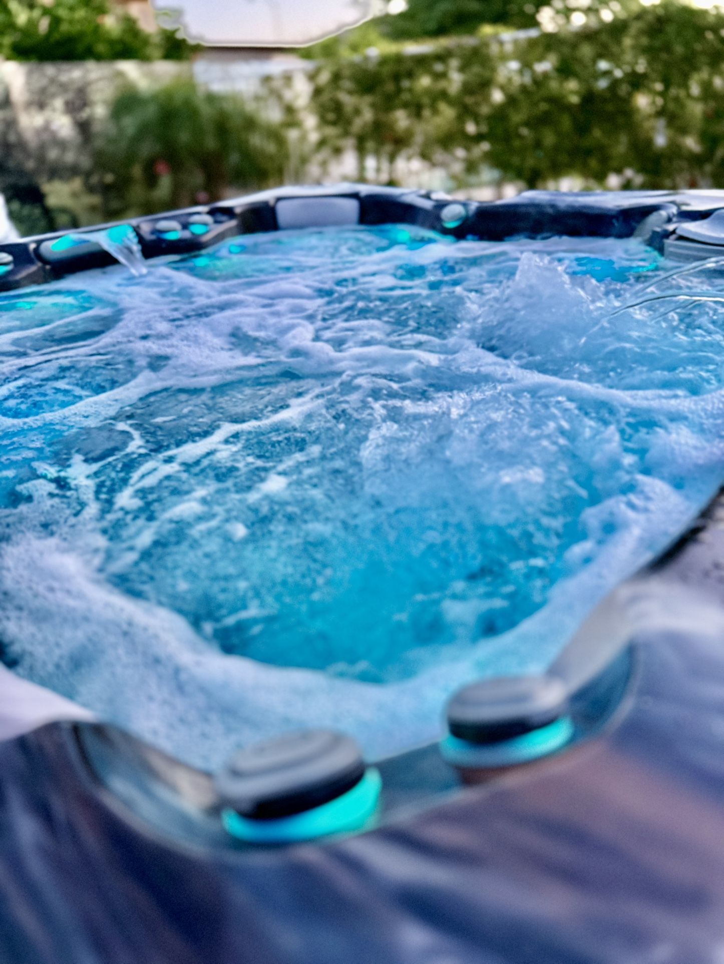 Fire Sale - 2022 Wellis Hot Tub Spa - Bluetooth, LED, 6 Person! Glendale, AZ