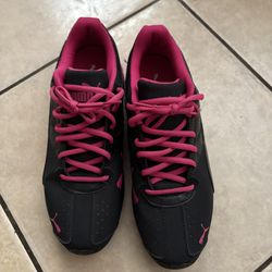 Women's pumas sneaker