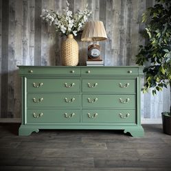 🌺 Newly Refinished Solid Wood 8 Drawers Dresser/ Sage Green/ Details Below ⬇️ 