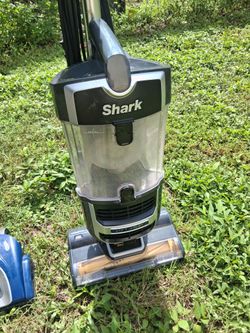 NICE SHARK BAGLESS VACUUM