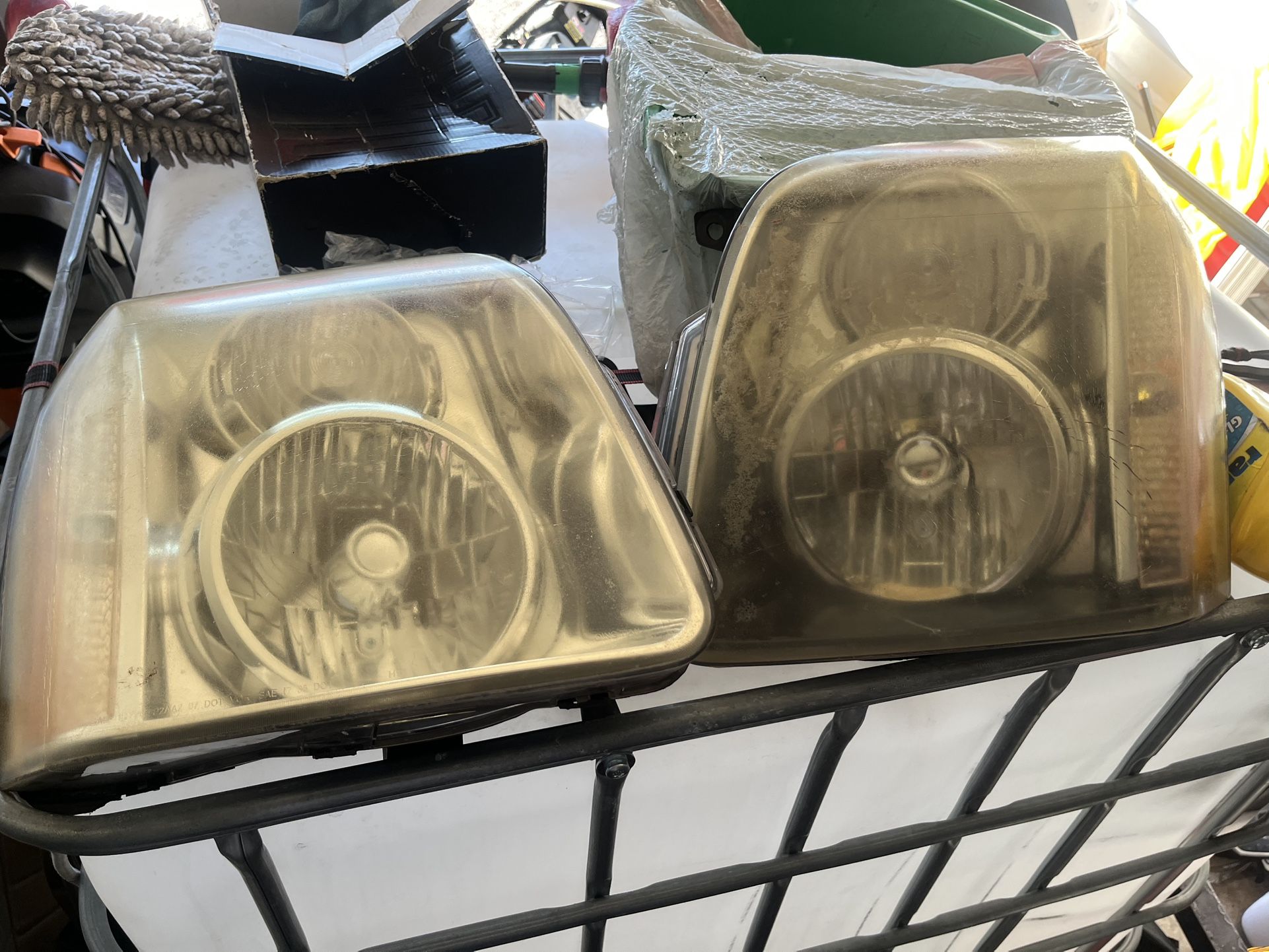 2008 GMC Yukon Headlights Assembly