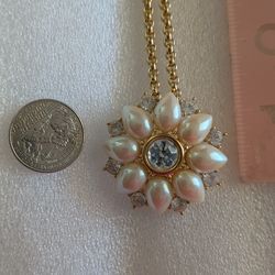 Vintage -style  flower pendant/necklace 🌻