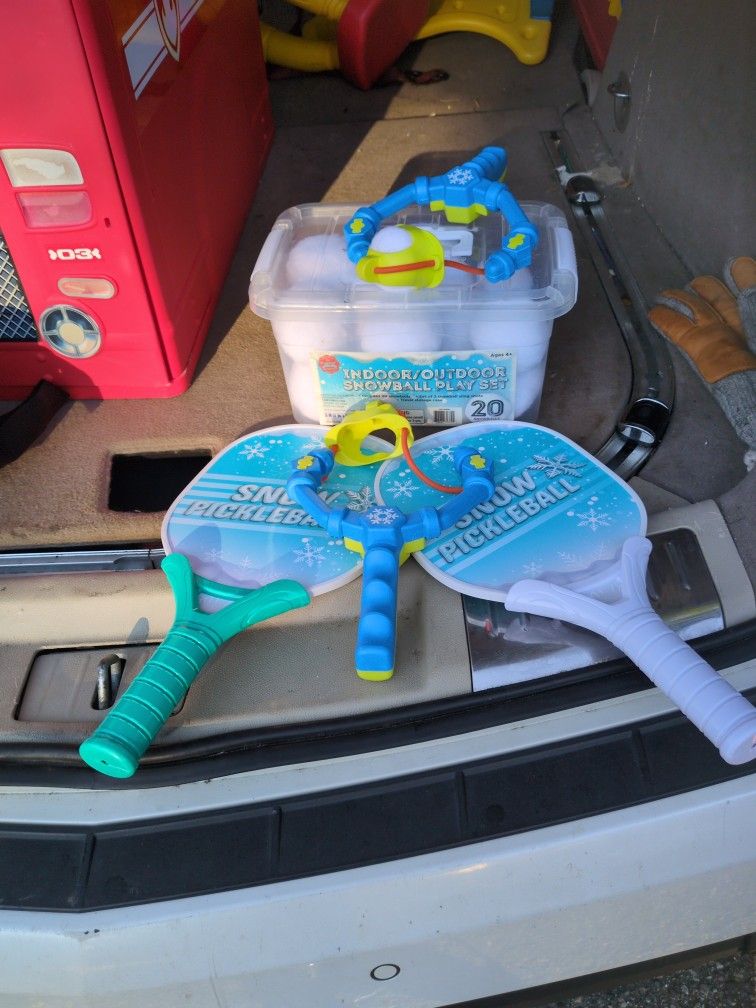 Indoor Outdoor Snowball Playset