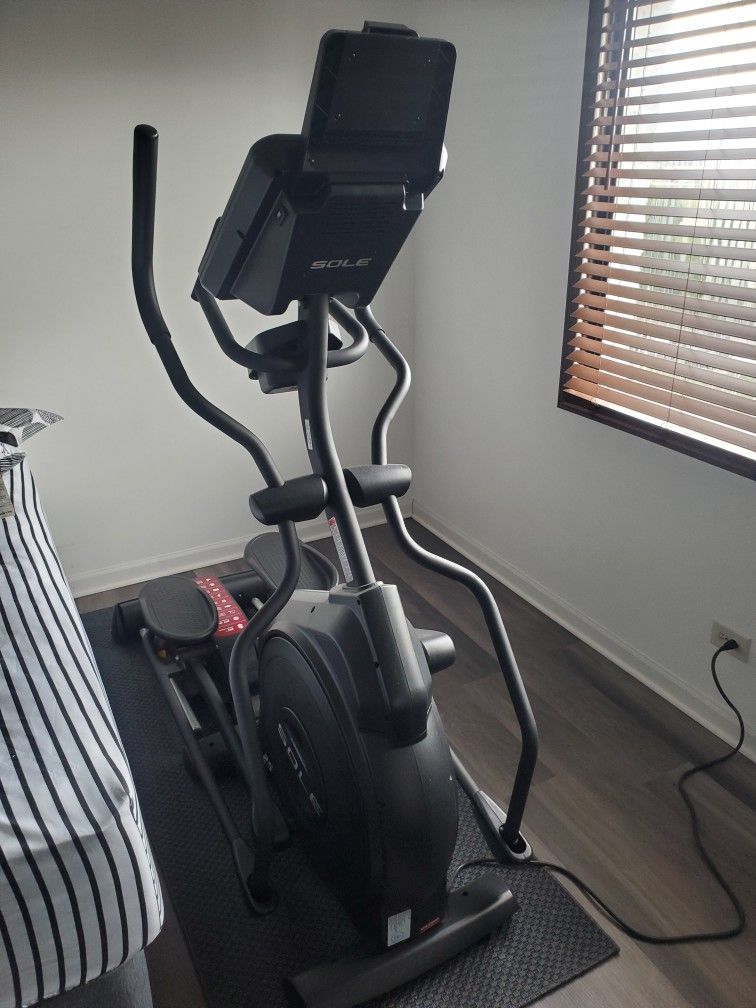 Elliptical Machine Sole E25