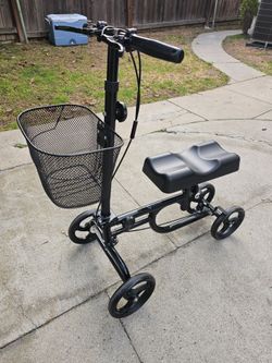 KNEE SCOOTER