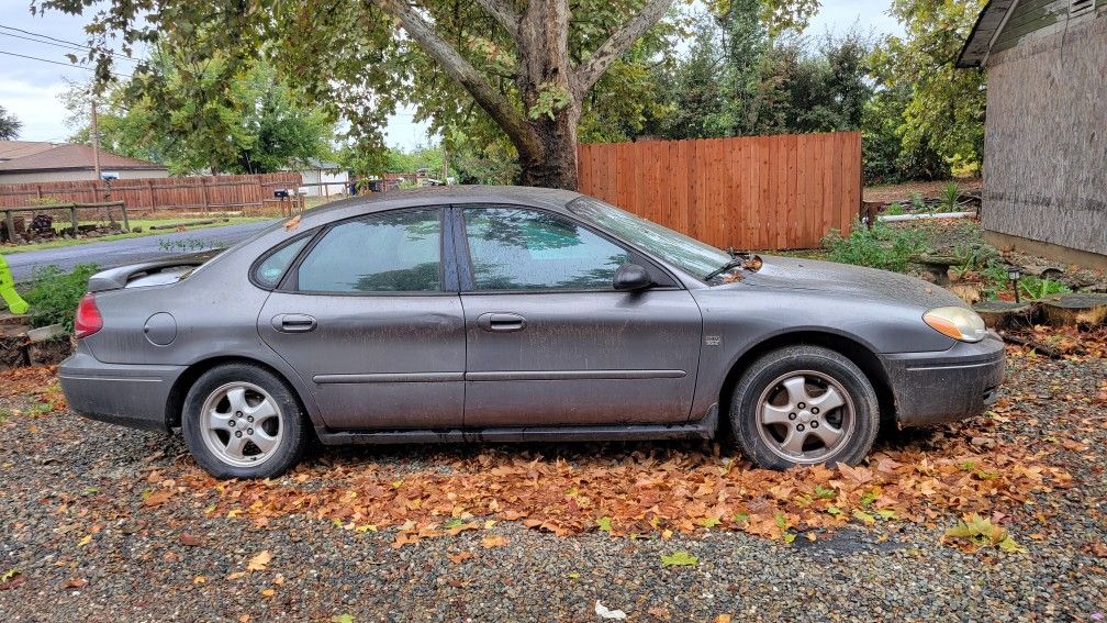 2004 Ford Taurus