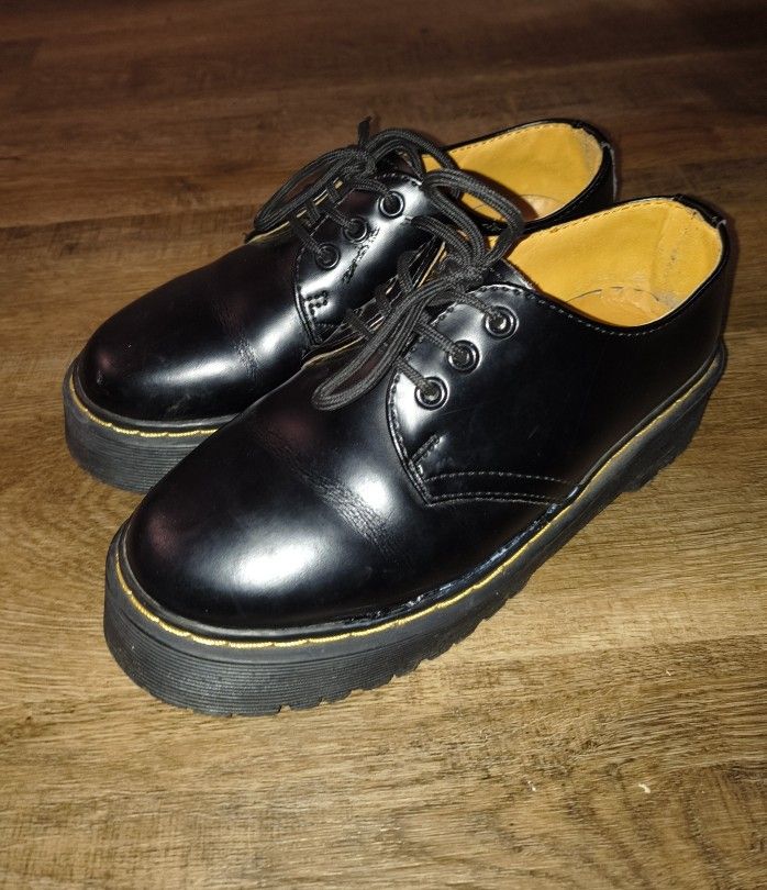 Size 7 Women's platform Dr Martens