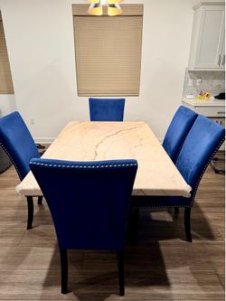 Dining table + 5 chairs