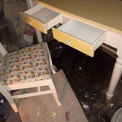 Farmhouse Style Retangular Table And Chair