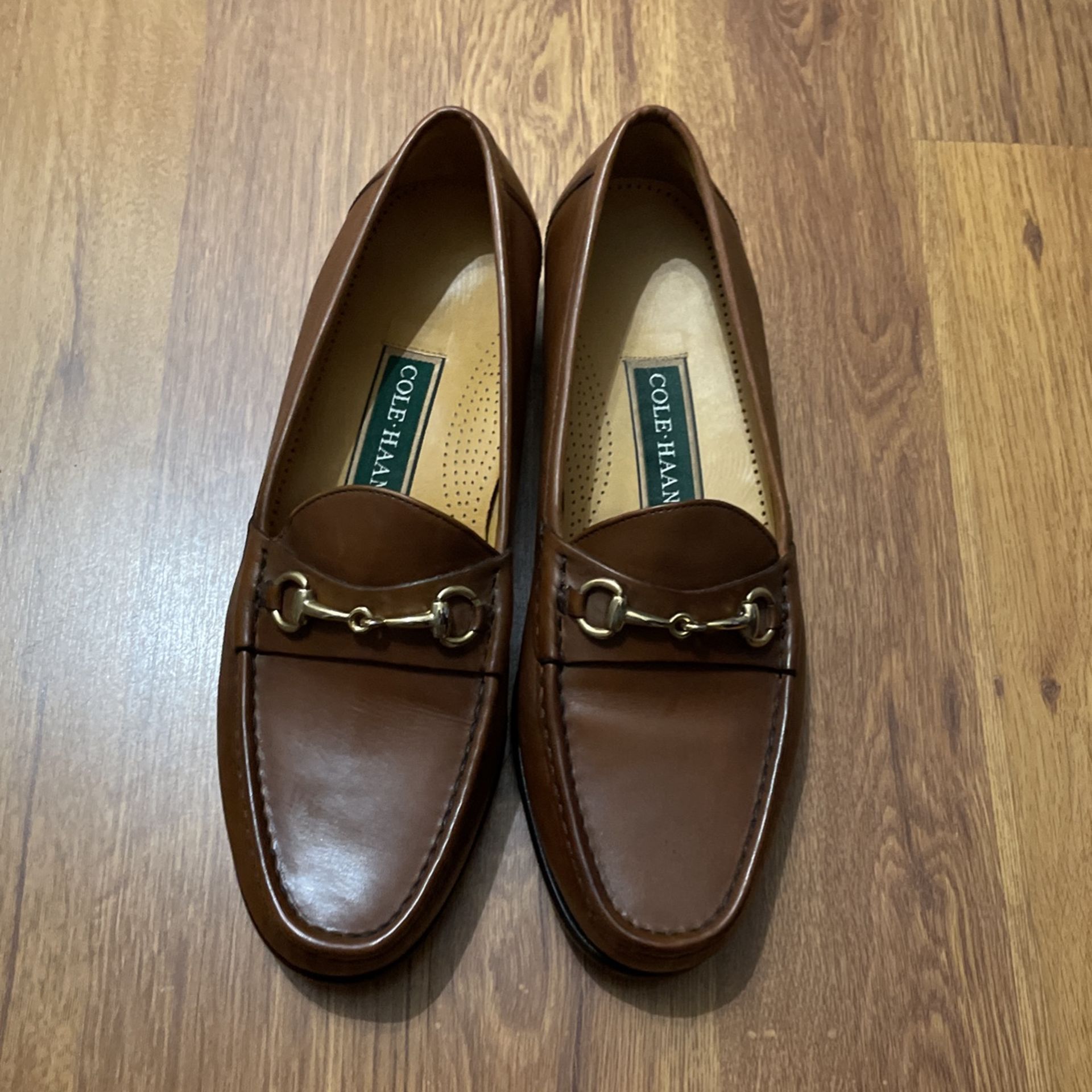 Shoes Side 10.5 Letter COLE -HAAN. $30