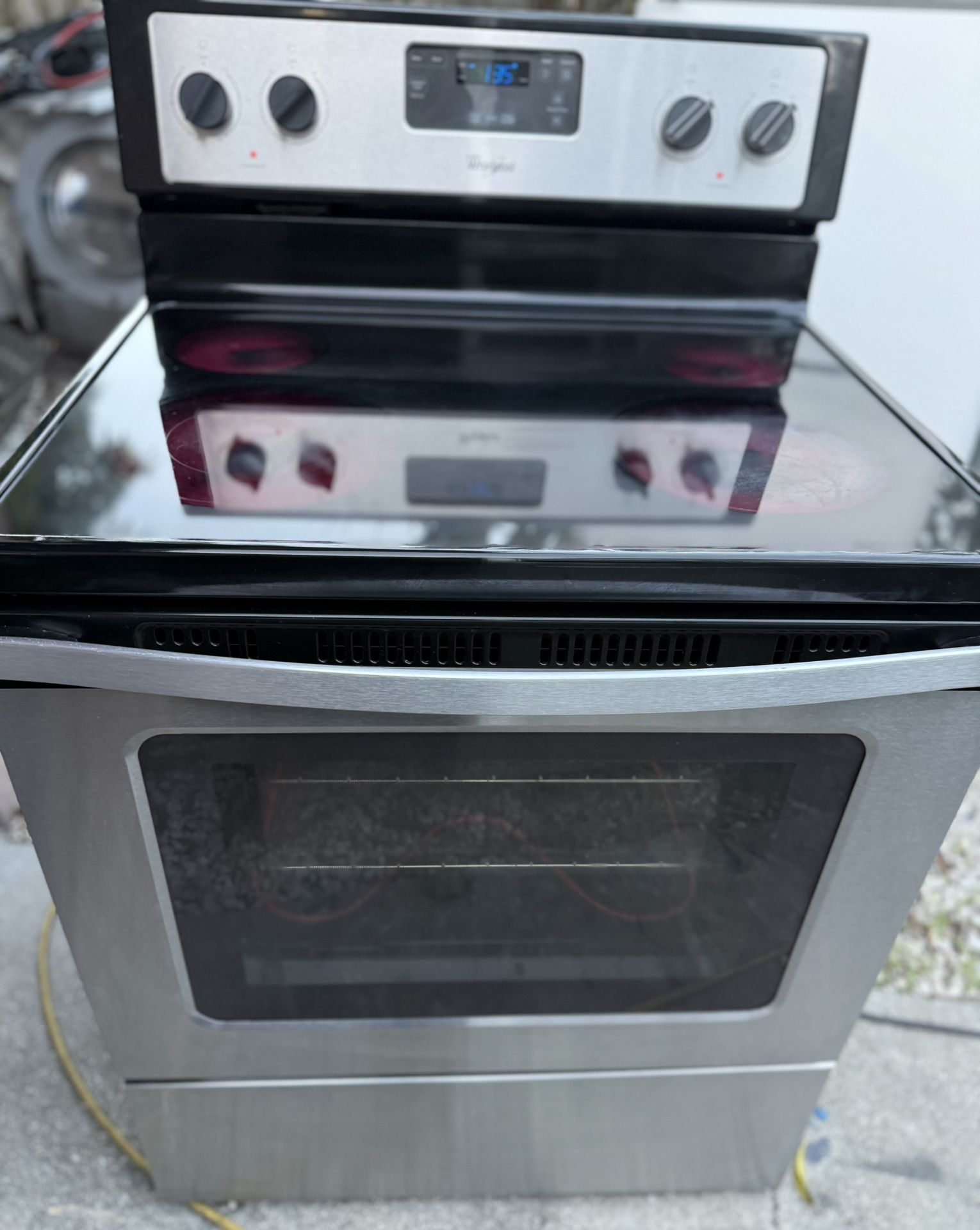 Whirlpool stove in very good condition, working at 100%, very clean.