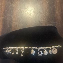 14k.bracalet With Charms Real Gold No Fake 