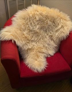 Small faux fur imitation sheepskin accent rug