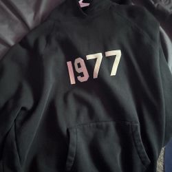 black 1977 essential hoodie