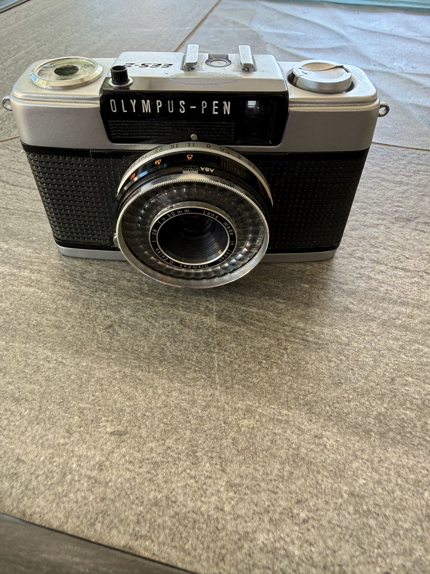 OLYMPUS-PEN EES-2 Camera