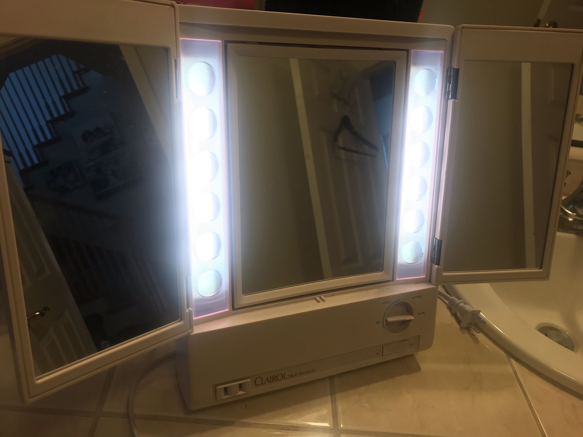 Tri-Fold 2-sided Lighted Makeup mirror