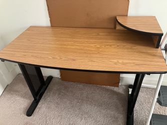 Computer desk with keyboard tray