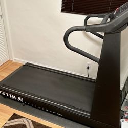 T R U E Treadmill With Heart Monitor LIKE NEW WITH BOOK
