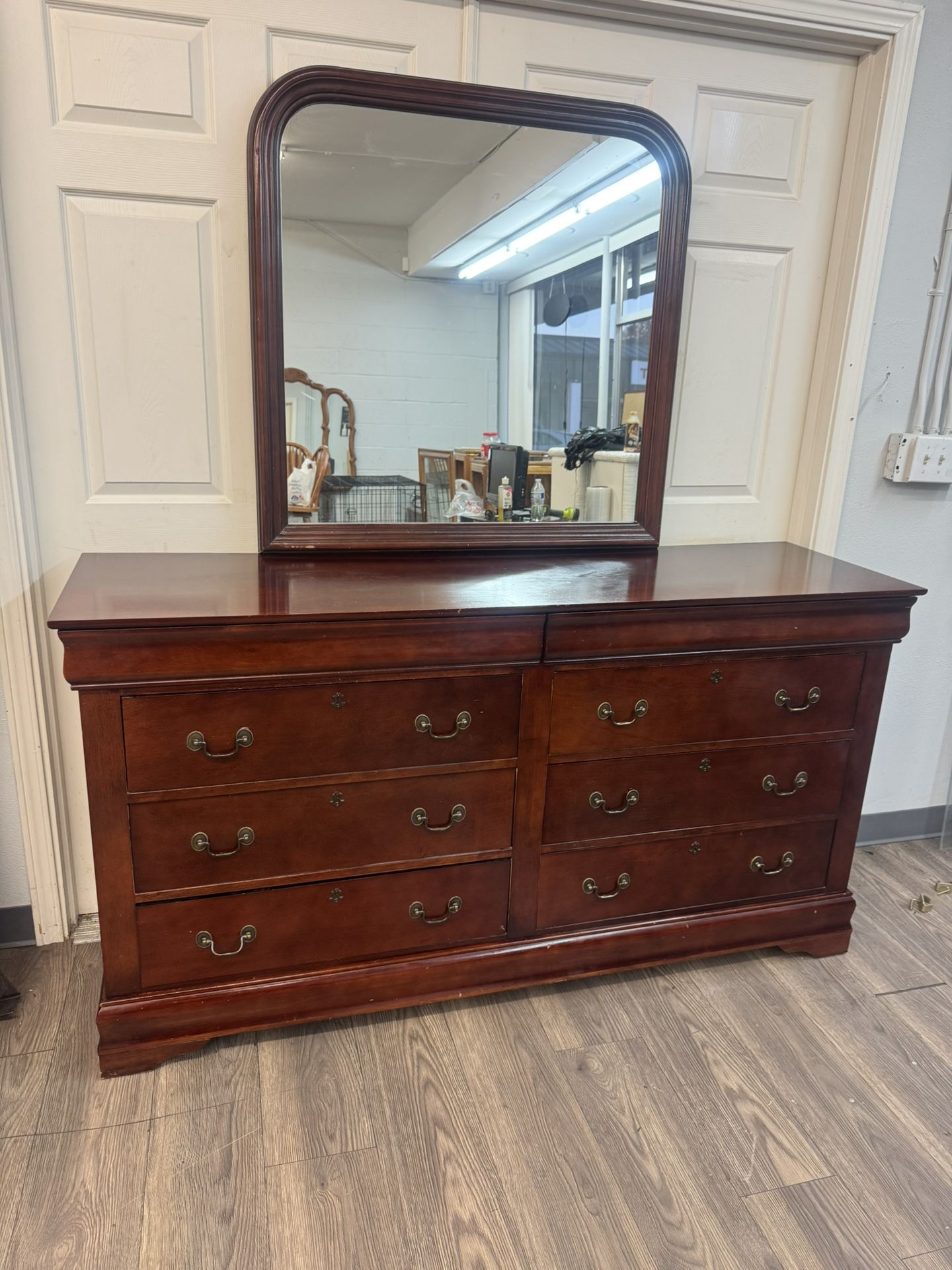 Traditional Cherry 8-Drawer Dresser with Mirror – Classic Elegance