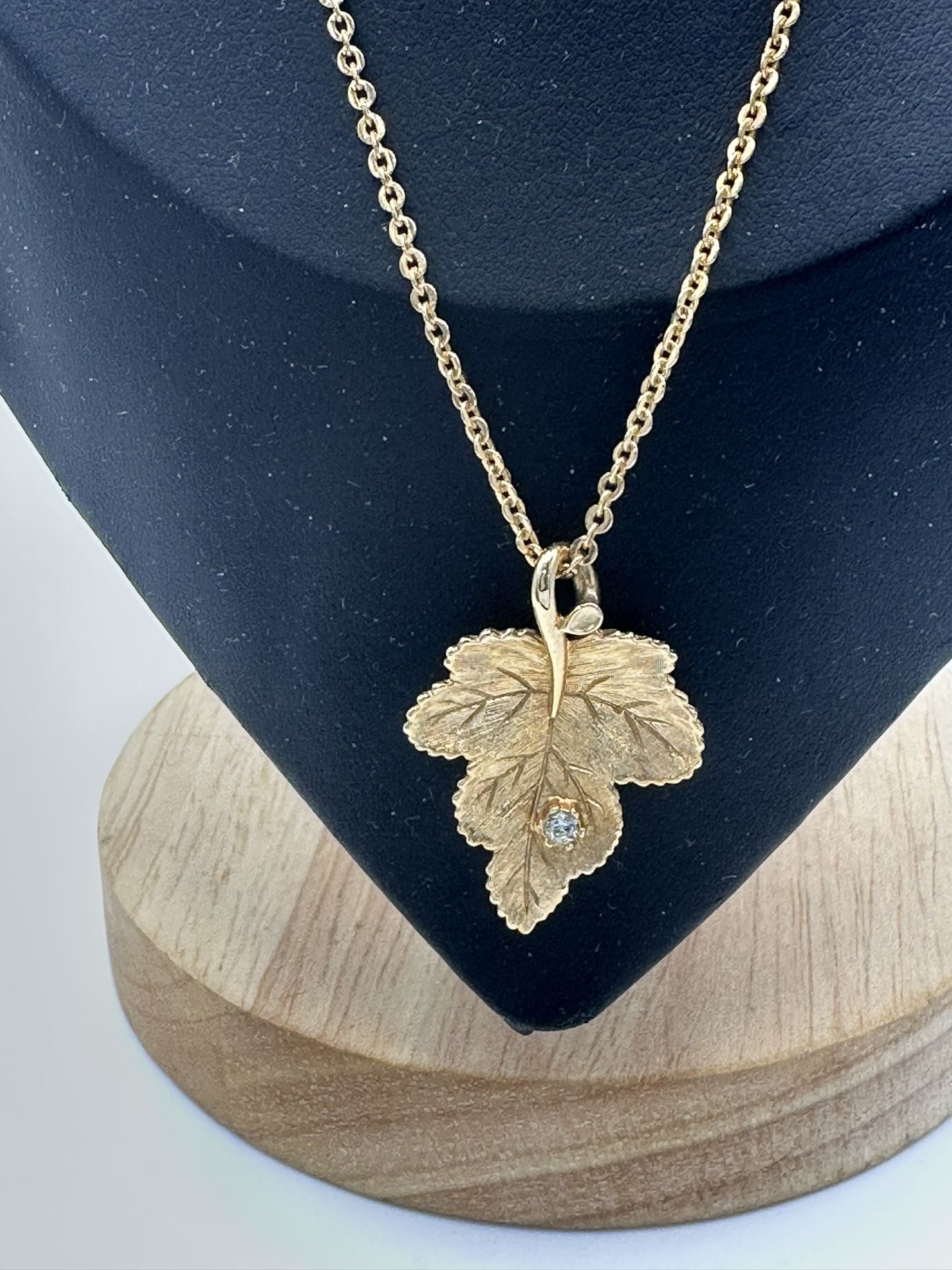 Vintage Avon Gold Tone Leaf Pendant Necklace 16” Long Great Condition