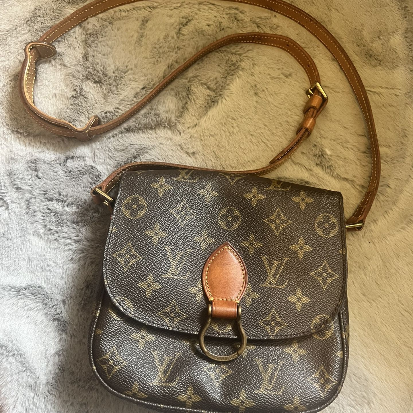 Priced To Sell! Authentic Louis Vuitton Saint Cloud-medium size for